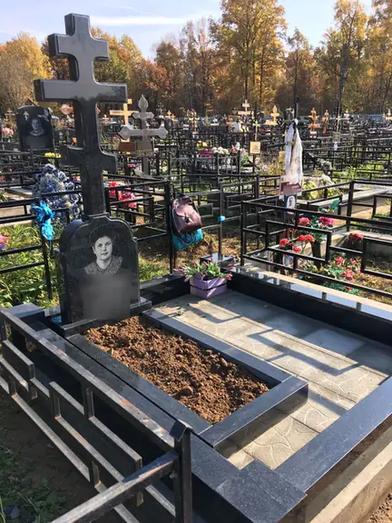 Православный крест с портретом на участке с двухцветной плиткой