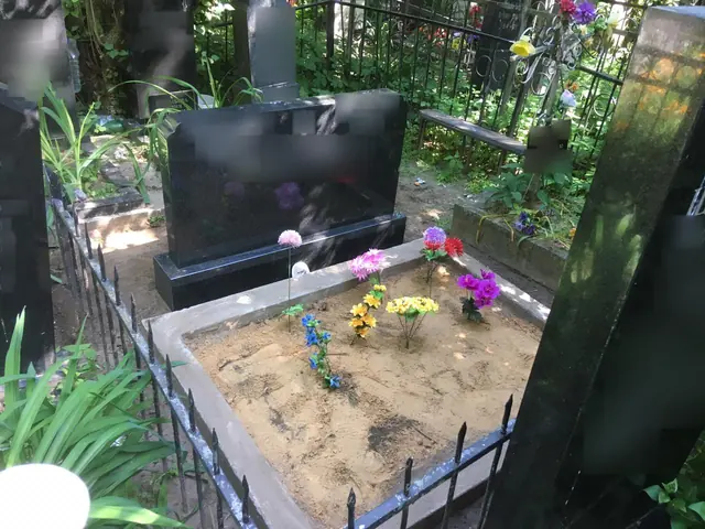 Горизонтальный памятник с крестом и живыми цветами
