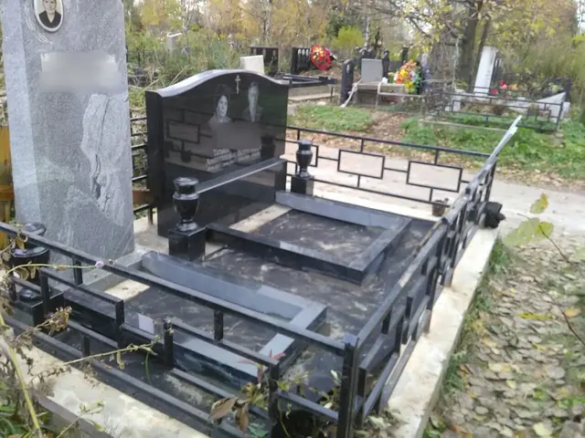 Семейный мемориал с широкой надгробной плитой и гранитной скамьей