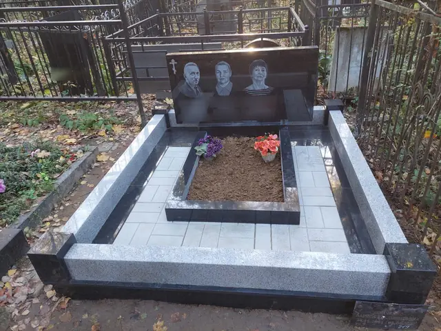 Широкий семейный памятник на участке с гранитным цоколем