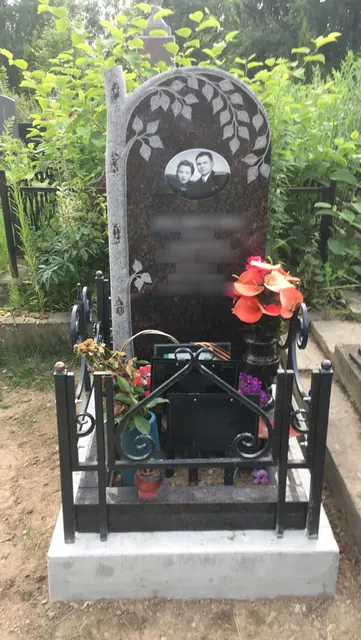 Памятник с резной березой на узком участке за ажурной калиткой