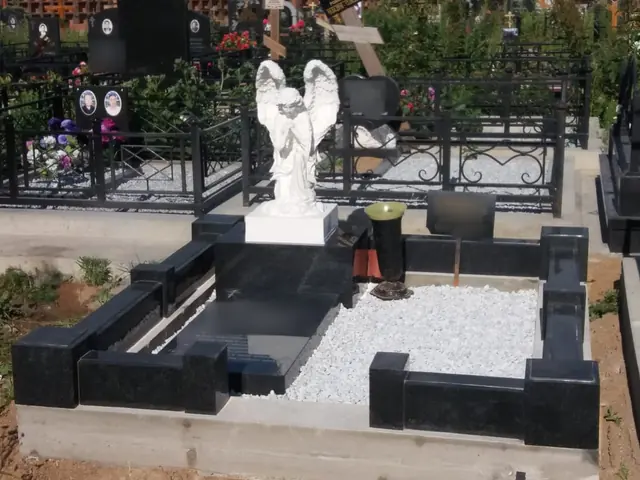 Мемориальный комплекс с белой скульптурой и гранитным цоколем
