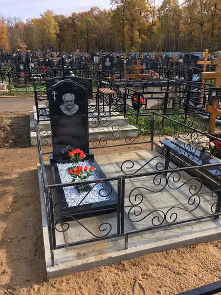Кованая ограда с завитками вокруг компактного участка