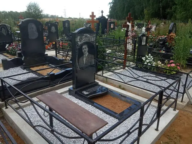 Благоустройство участка белой отсыпкой и прямоугольной оградой