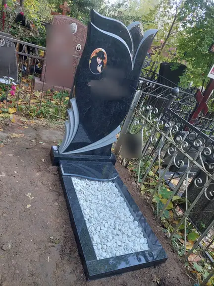 Фигурный памятник из чёрного и красного камня
