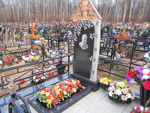 Памятник с берёзовым орнаментом на мощёной площадке
