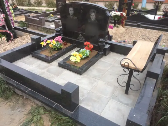 Горизонтальный семейный памятник с двумя клумбами и деревянной скамьей