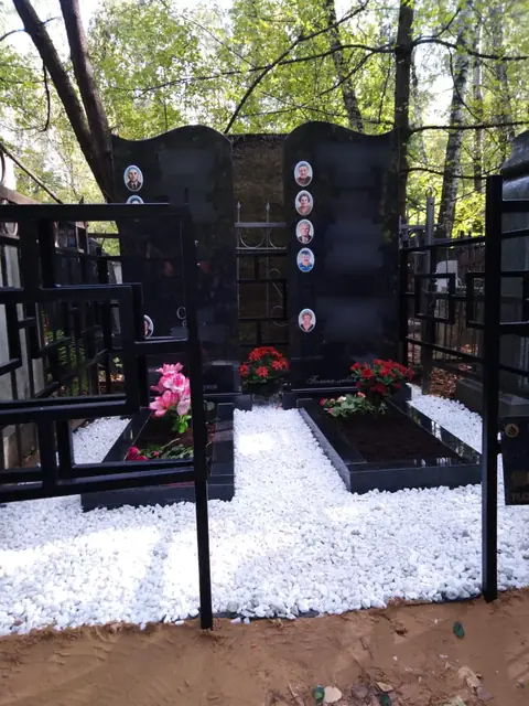 Парные семейные стелы на участке с белой каменной отсыпкой