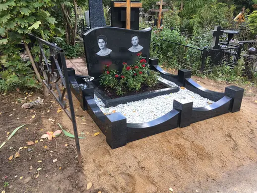 Широкий семейный памятник с фигурным цоколем и белой крошкой