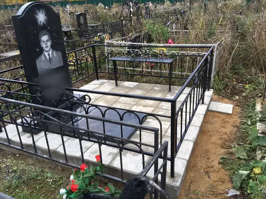 Вертикальная стела с лучевой гравировкой и мощёным участком