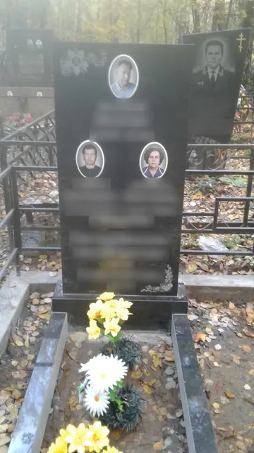 Семейная вертикальная стела с тремя овальными медальонами