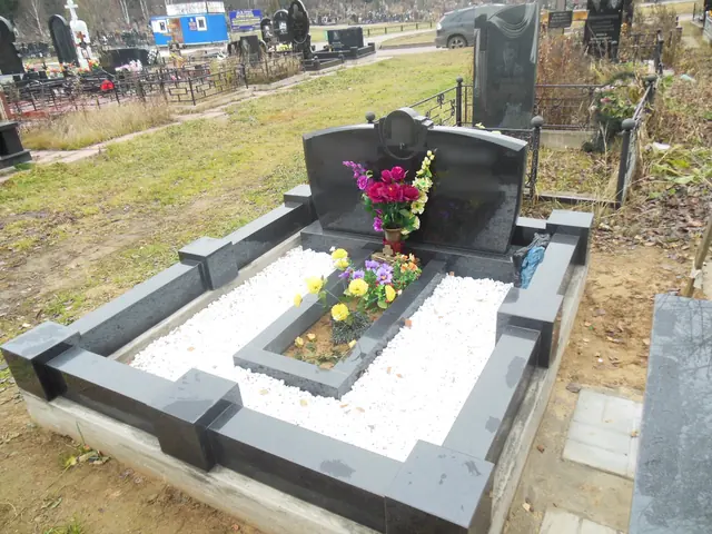 Горизонтальный семейный памятник с крестом и белой крошкой вокруг цветника