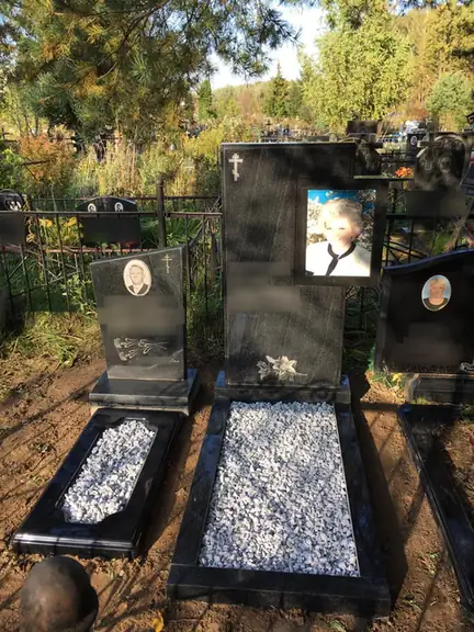 Два памятника с белой крошкой в отдельных цветниках