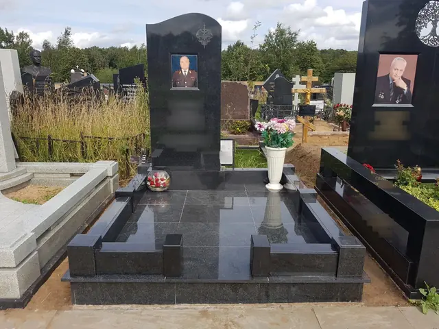 Прямоугольная стела с цветным портретом и белой вазой на полированном основании