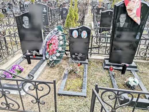 Семейное захоронение с тремя памятниками и отдельными цветниками