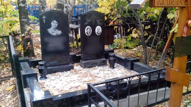 Парные фигурные памятники на общем основании с белой каменной крошкой