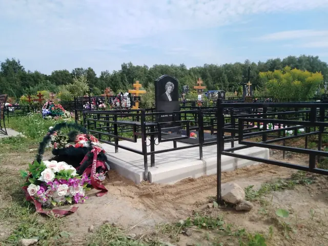 Просторный участок со строгой оградой на светлом основании