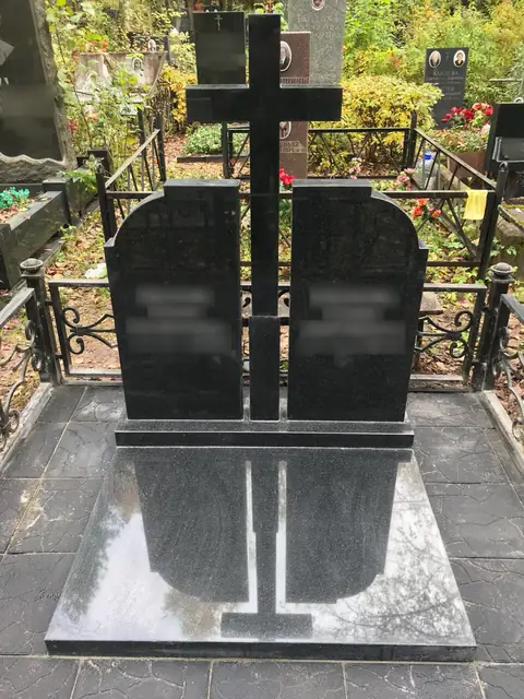 Двойной памятник с православным крестом и закрытой плитой