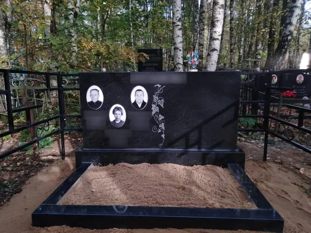 Прямоугольная семейная стела с медальонами и большим цветником