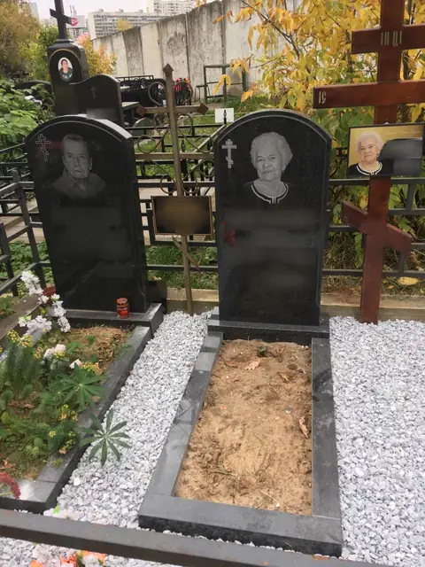 Две арочные стелы с раздельными цветниками и белой каменной крошкой