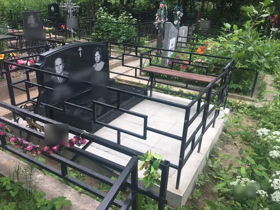 Горизонтальная семейная стела со скамьёй и геометрической оградой