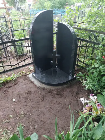 Двойной памятник из двух фигурных стел на овальном основании