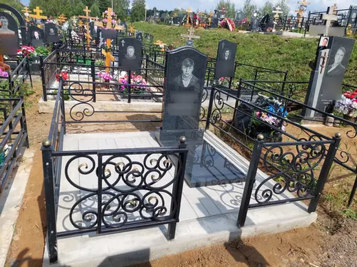 Кованая ограда с завитками на светлой мощеной площадке