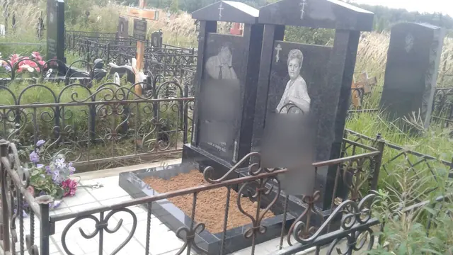 Парные прямоугольные стелы с открытым цветником и ажурной оградой