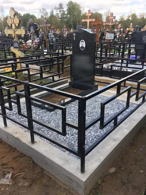 Геометрическая ограда с белой крошкой и памятником