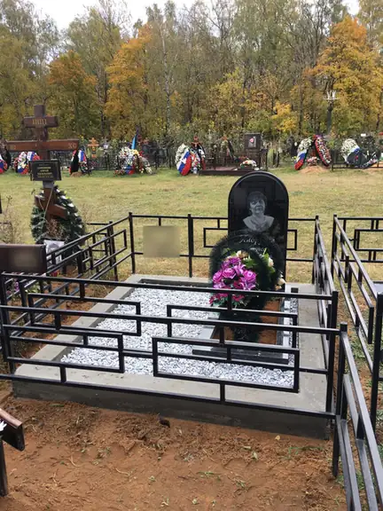 Прямоугольная ограда с геометрическим узором и белой отсыпкой