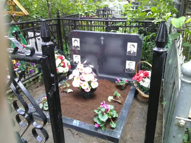 Горизонтальный семейный памятник с четырьмя прямоугольными портретами