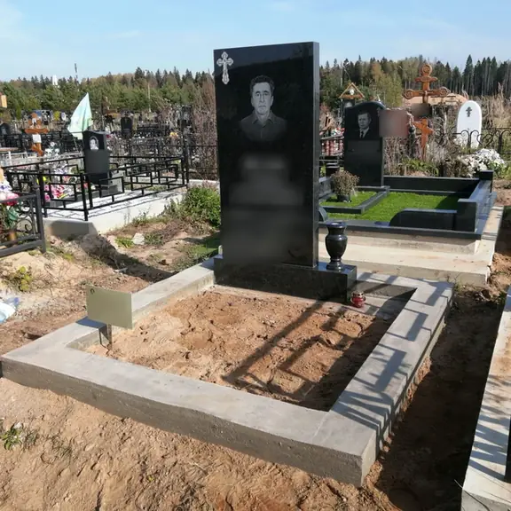 Прямая стела с крестом на участке со светлым цоколем