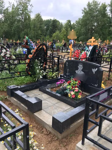Невысокий горизонтальный памятник с портретом и цветником в гранитном цоколе