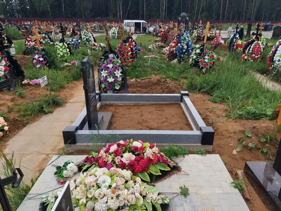 Серый гранитный цоколь с чёрными угловыми столбиками