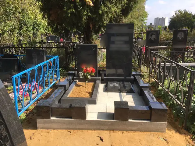 Семейный участок с двумя разновысокими стелами и светлым мощением