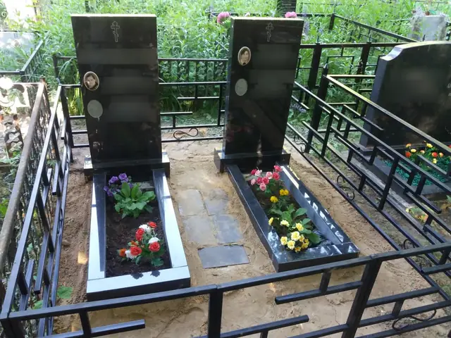 Две прямоугольные стелы с отдельными цветниками