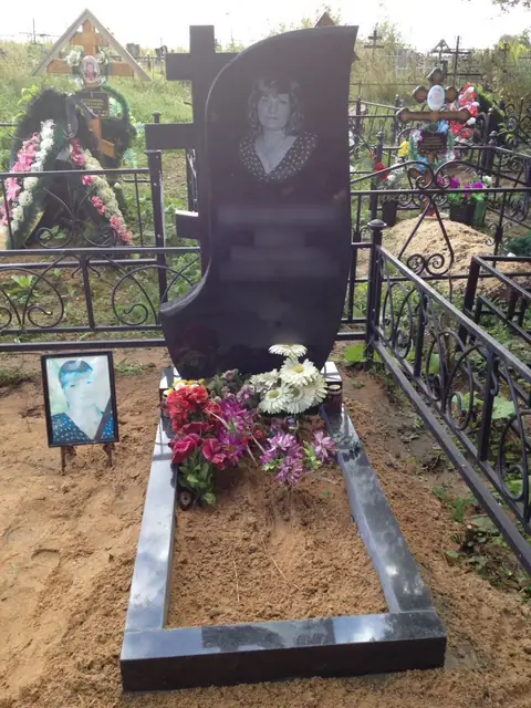 Асимметричный портретный памятник с цветами в открытом цветнике
