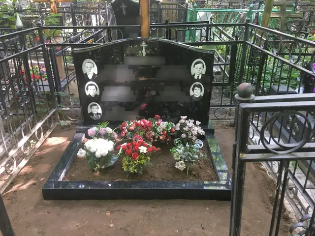 Широкий семейный памятник с шестью овальными портретами и цветником