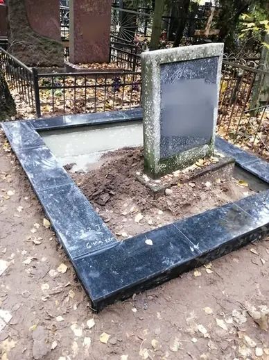 Широкий гранитный цоколь вокруг старого памятника