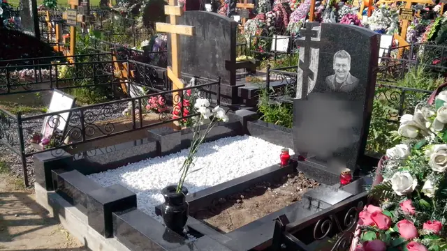 Памятник с резным крестом, цветником и контрастной белой отсыпкой