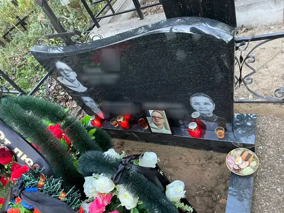 Горизонтальный памятник с тремя портретами и фигурным верхом