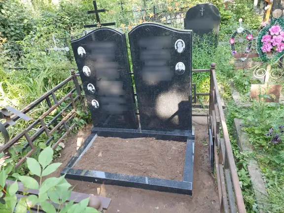 Две высокие стелы с фигурным верхом и общим цветником