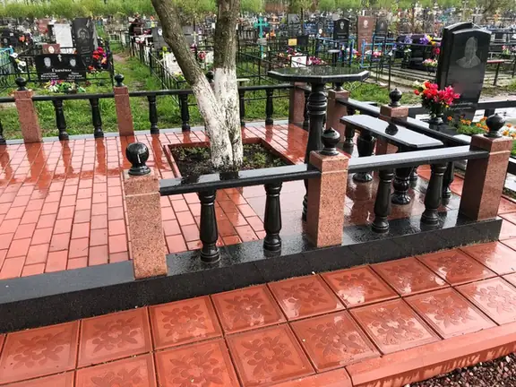 Комбинированный цоколь с балясинами и красной плиткой
