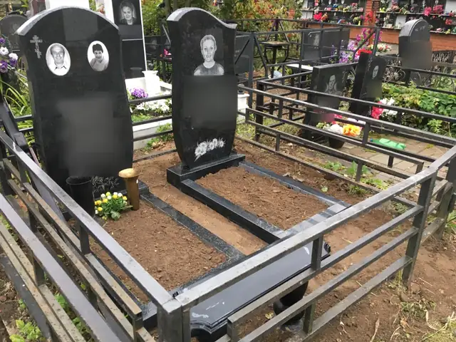 Два фигурных памятника с медальонами и портретом в общей ограде
