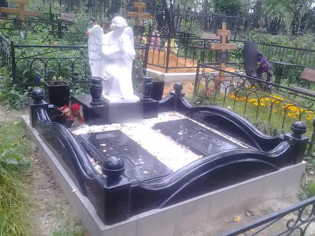 Мемориальная композиция с ангелом, двумя плитами и волнообразным цоколем