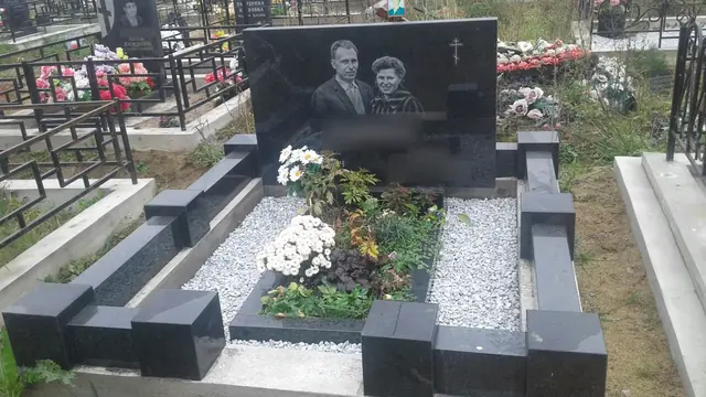 Гранитный цоколь со столбиками, белой крошкой и горизонтальной стелой