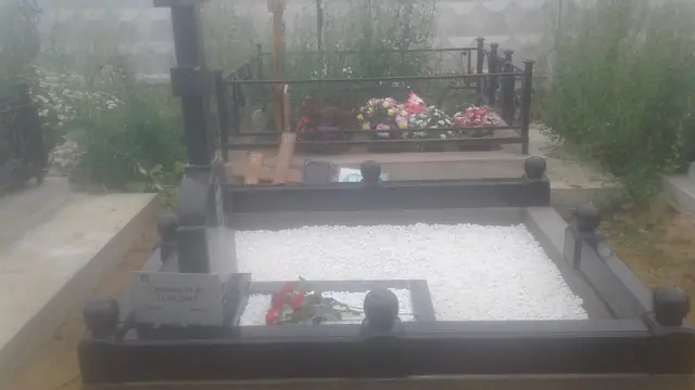 Цоколь с шарообразными навершиями и белой отсыпкой вокруг цветника