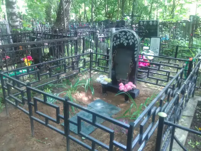 Вертикальный памятник с берёзовым орнаментом и геометрической оградой