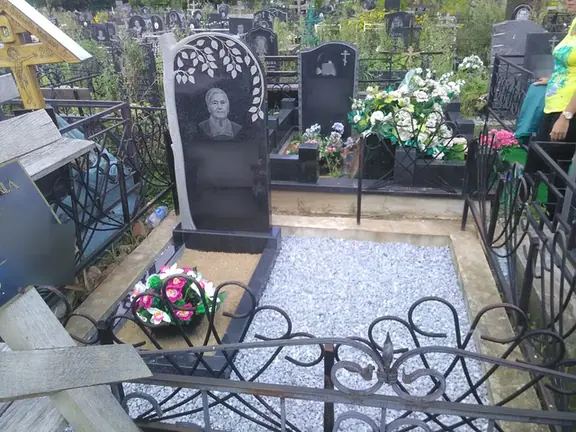 Памятник с березовыми листьями и портретом на белой крошке