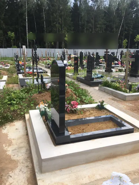 Двойной памятник с раздельными цветниками на светлом основании